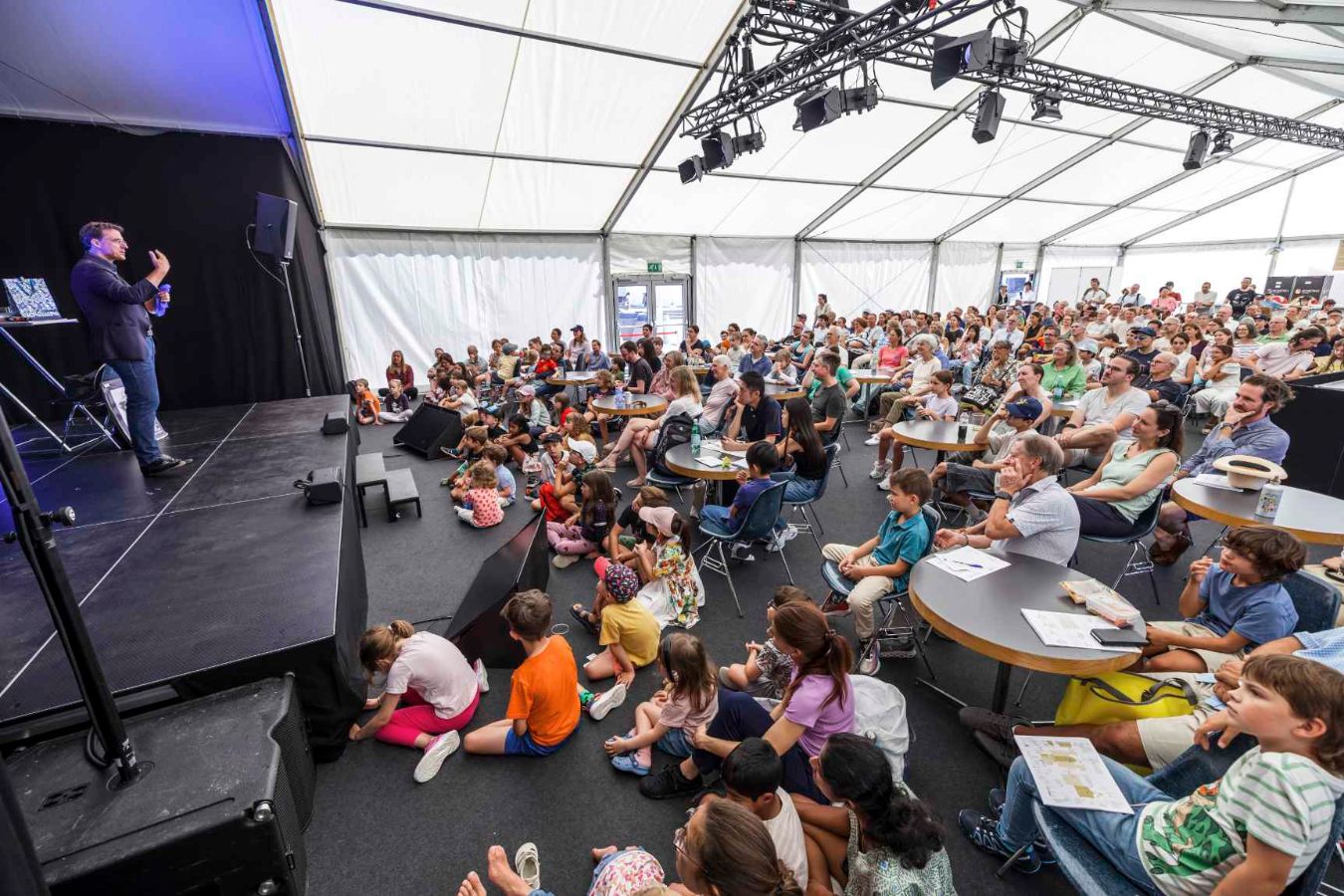 Die Zaubershow des Physikers Thomas Fraps verbindet Wissenschaft mit Unterhaltung – und fördert die Neugier des Publikums.